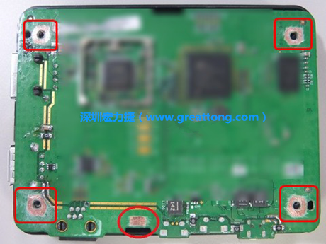 手動(dòng)去綠漆。使用傳統(tǒng)的刀片去除綠漆后的效果。