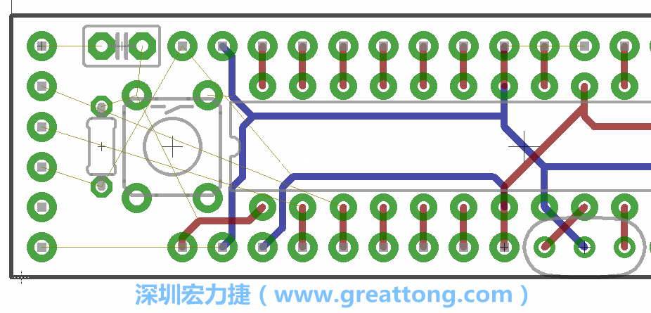 到目前為止，你應(yīng)該只剩下四個(gè)部分還未進(jìn)行布線，10K重置上拉電阻器、重置電容和1×6的序列排針。