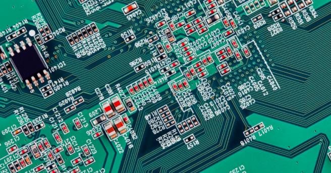 你能在這個復(fù)雜的PCB中找到垂直布線嗎？反正我不能